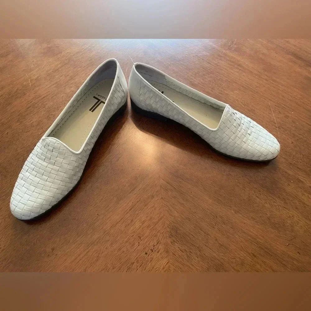 Trotters Liz Woven Minimalist White Luxurious Leather Career Loafer Womens 9 EUC